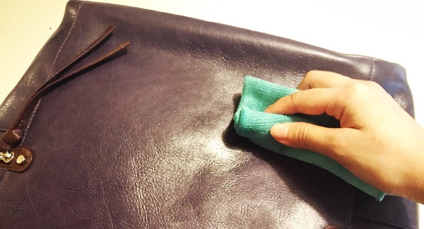 Cách xử lý triệt để túi da bị ẩm mốc - 06