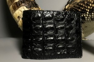 Giá thành của chiếc ví da cá sấu chính hãng